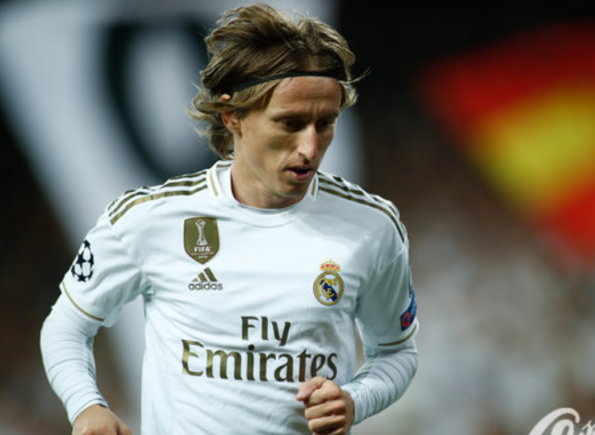 曼联“屠夫”再出废人动作：双脚下跺，装受伤骗裁判 本季第2次了