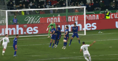 为什么跑垒员绕垒时必须踩踏垒包角