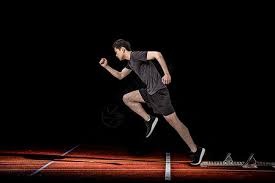 他刚在踢上港的比赛爆发，就被老东家解约离队，球迷建议来中超